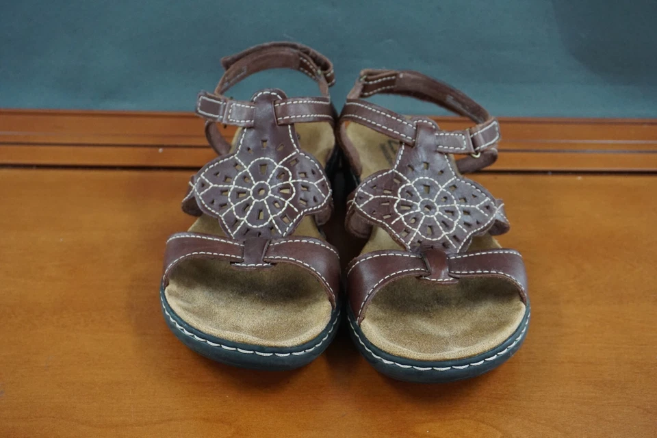 Sandálias sapatos Clarks Bendables femininas 9 couro marrom alça de tornozelo conforto - Imagem 2 de 4