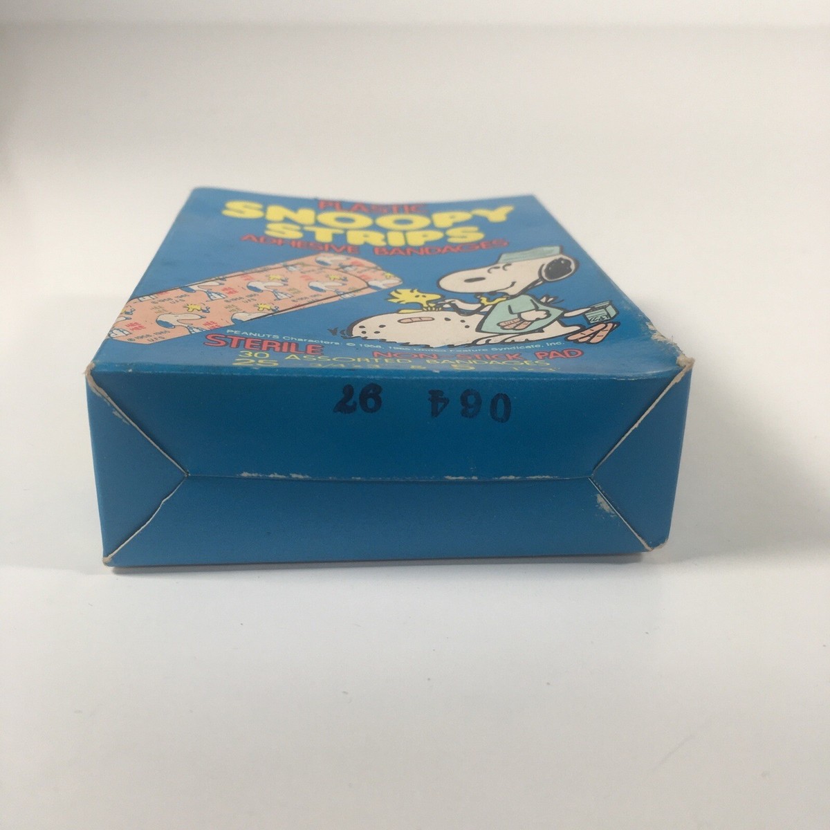 Vintage Peanuts Snoopy Strips Plastic Adhesive Bandages (band AIDS