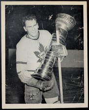 1947 Quaker Oats Premium Photo Syl Apps Holding 1946/47 Stanley Cup Maple Leafs