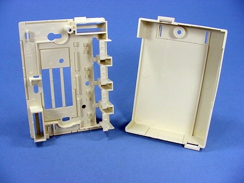 Leviton Ivory 4-Port Quickport Compact Surface Mount Housing Box 41089-4IP - Picture 4 of 5