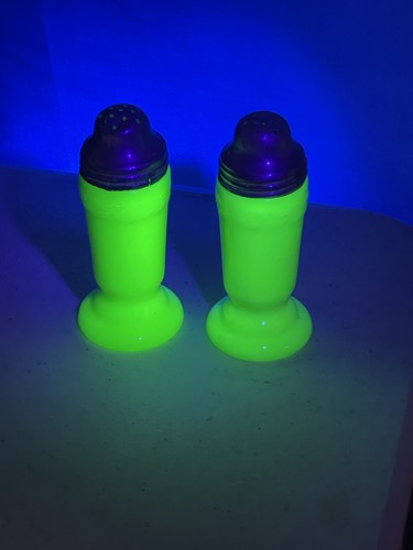 Vintage McKee Jadeite Uranium Glass Salt & Pepper Shakers Nice Condition 4” Tall