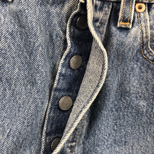 Vintage Levis Jeans Outfit Damen mittelblau 501 Shorts Trucker Weste hergestellt in den USA - Bild 16 von 23