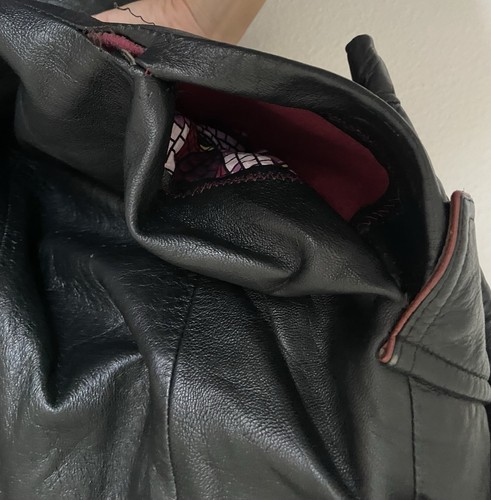 Trench coat vintage anni 70 in pelle nera con tubino rosso, cintura, foderato (M/L) stile anni 70 - Foto 20 di 24