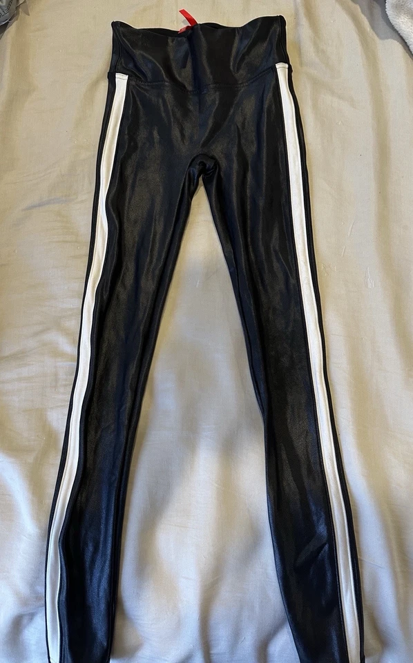 NUEVO CON ETIQUETAS SPANX Leggings a Rayas de Cuero Sintético Talla XS PRECIO DE VENTA SUGERIDO POR EL FABRICANTE $110 Foto 3 de 4