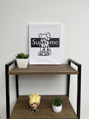 Cuadro Kaws x Supreme  decorativo 24x30 cm con logo en relieve 3D 