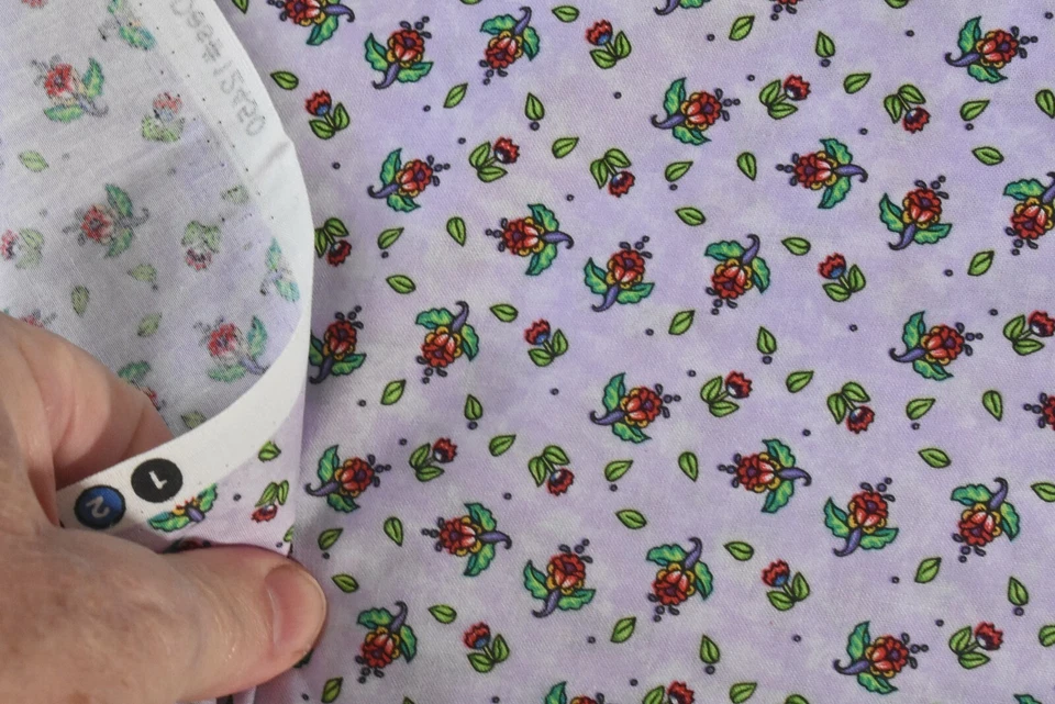 Por 1/2 yarda, rojo y verde calicó sobre lavanda edredón algodón, rojo gallo/orilla, P6730 Foto 4 de 4