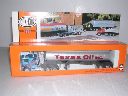 CON-COR #1009 Freightliner cabina de 10 ruedas con remolque cisterna "Texas Oil" HO.  1:87 | Zustand: New