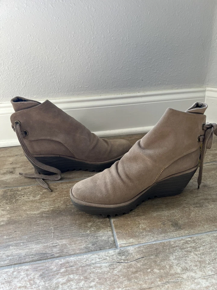 Botas envolventes de cuña Fly London para mujer Yama gamuza topo talla 42, talla 11 Foto 2 de 4