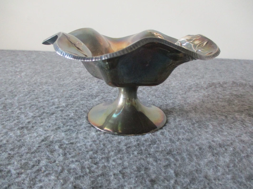 CUENCO PEDESTAL PLATA ESTERLINA REPUJADO DISEÑO FLORAL por SIMPSON HALL MILLER-112g Foto 2 de 4