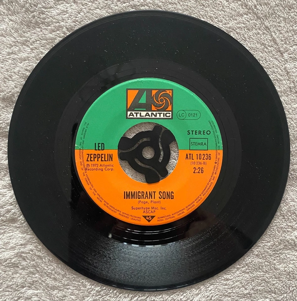 Led Zeppelin – Whole Lotta Love / Immigrant Song  7in Vinyl Record - Image 3 of 4