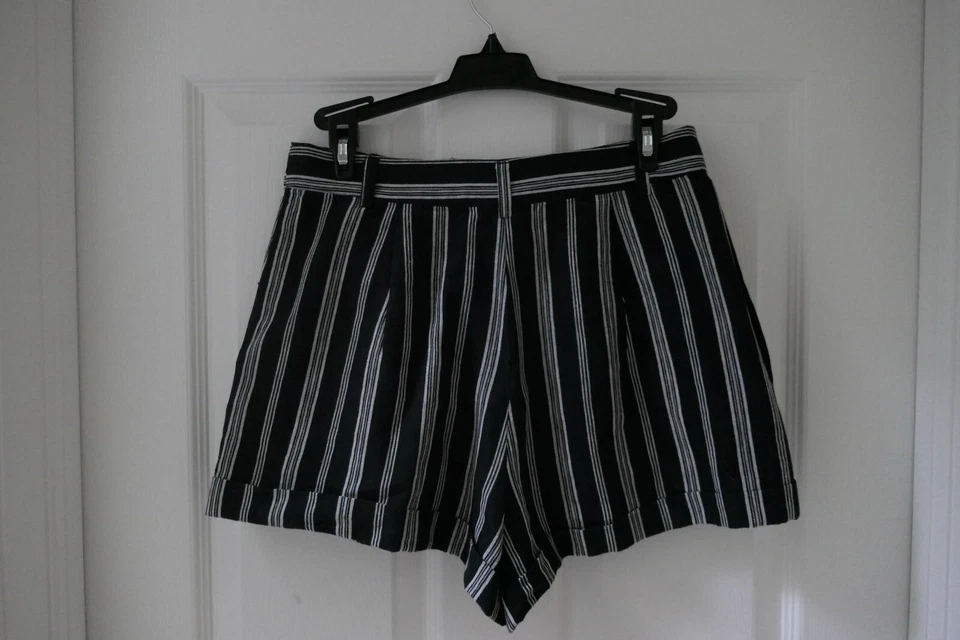 Forever 21 黑白条纹高腰面料短裤轻穿尺寸:M — 第 2/4 张图片