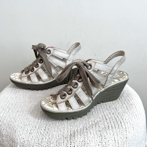 Sandalias Fly London para mujer 38 Yito Borgogna de encaje con punta abierta delantera plateadas beige - Imagen 9 de 12