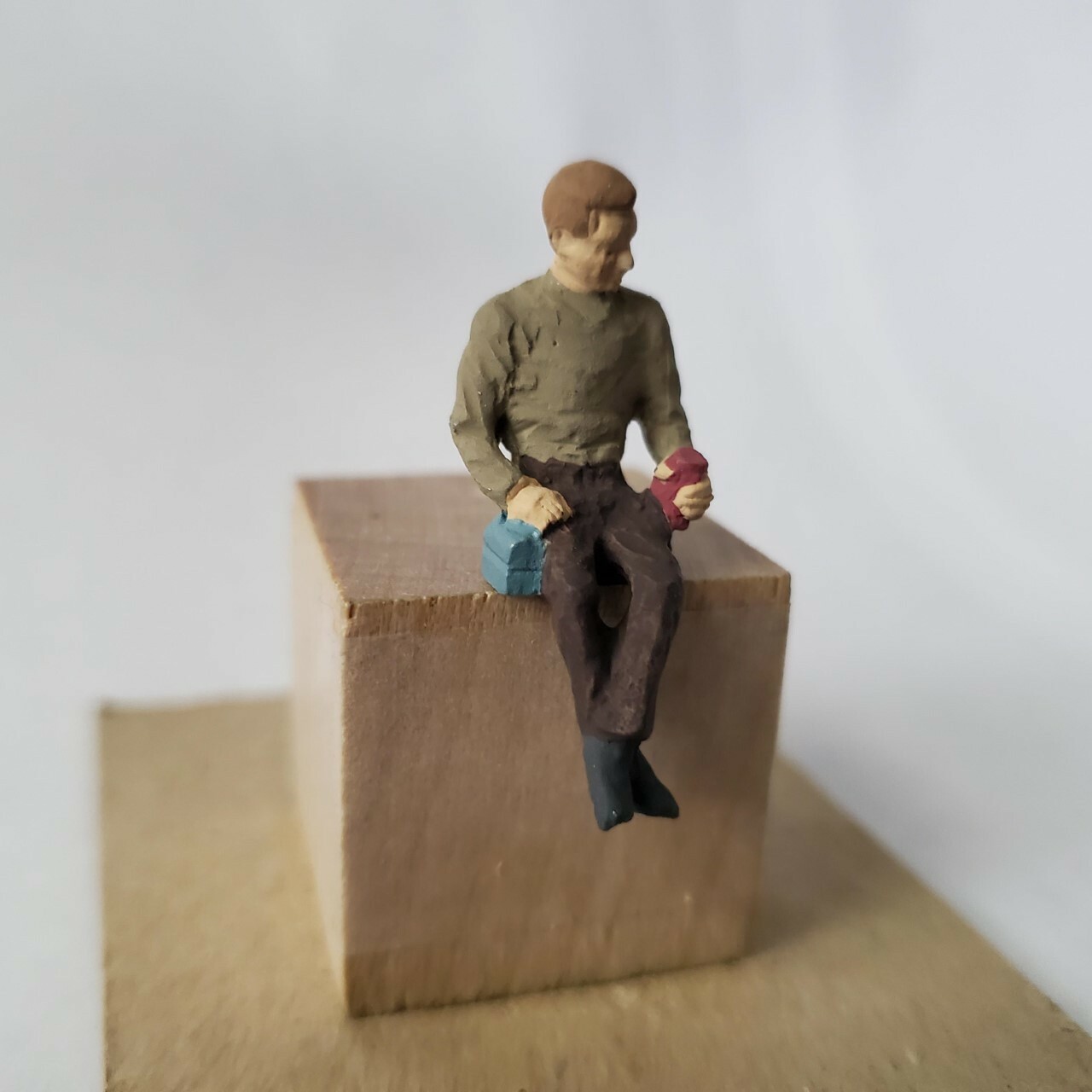 Arttista #1541 - Worker Sitting with Cup & Lunchbox - O Scale - Model Trains NEW