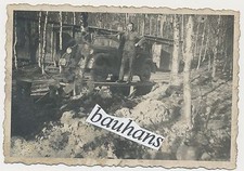 Foto-Soldaten-Auto/PKW auf Parkplatz im Wald-Kennung   2.WK (69)