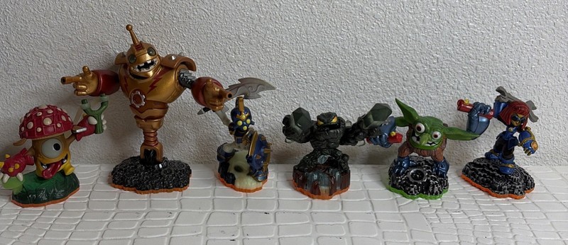 Lot of 6 Skylanders Figures Skylanders!!!