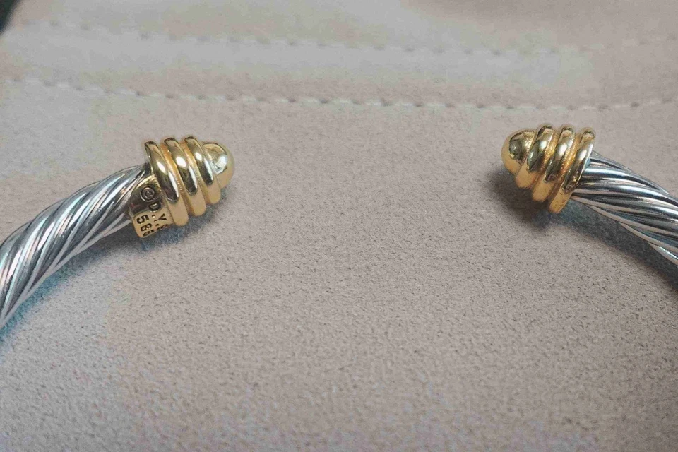 Brazalete David Yurman de 4 mm clásico con cable de plata de ley y brazalete con cúpula de oro de 18 quilates Foto 4 de 4