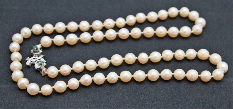 Perlenkette, ca. 62 cm - 66 Perlen D=7,5mm - Schließe 585 Weißgold - 2 Smaragde - Bild 4 von 4