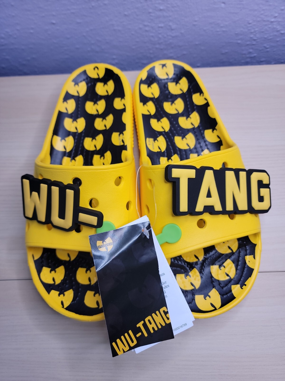PANTOFOLA D’ORO Sandali Pantofole WU Tang Clan X Crocs Slides taglia M7 W9 gialli neri nuovi con etichette