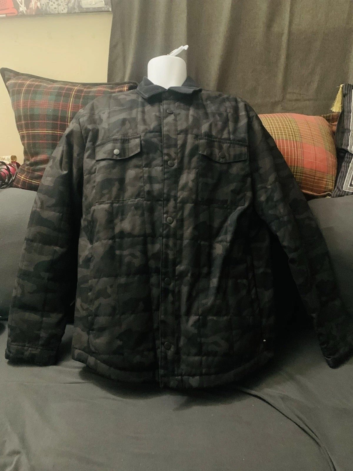 Quiksilver Men's XL Black Gray Camo Quilted Snap-Front Button Lined Jacket