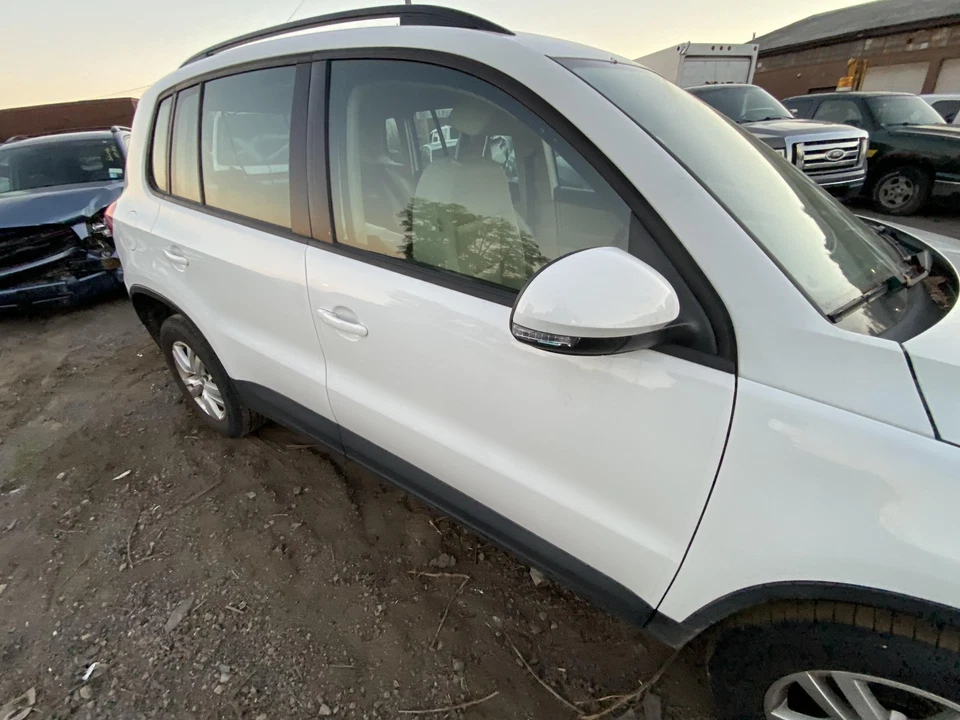 Used Front Right Door Assembly Front fits: 2017 Volkswagen Tiguan electric Front - Image 4 of 4