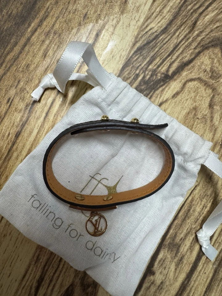 Auténtico brazalete ajustado Louis Vuitton con logotipo con monograma Foto 3 de 4