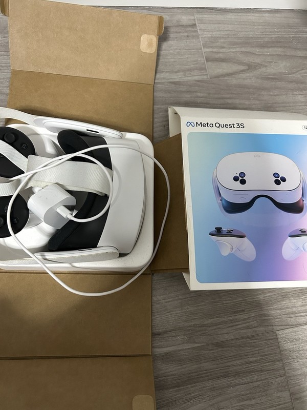 Meta Quest 3s 128gb with charger and both controllers