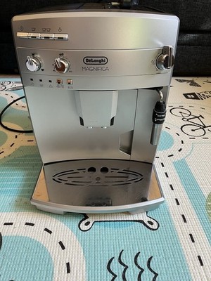 De'Longhi Magnifica ESAM 03.120 Kaffeevollautomat, Silber/Schwarz
