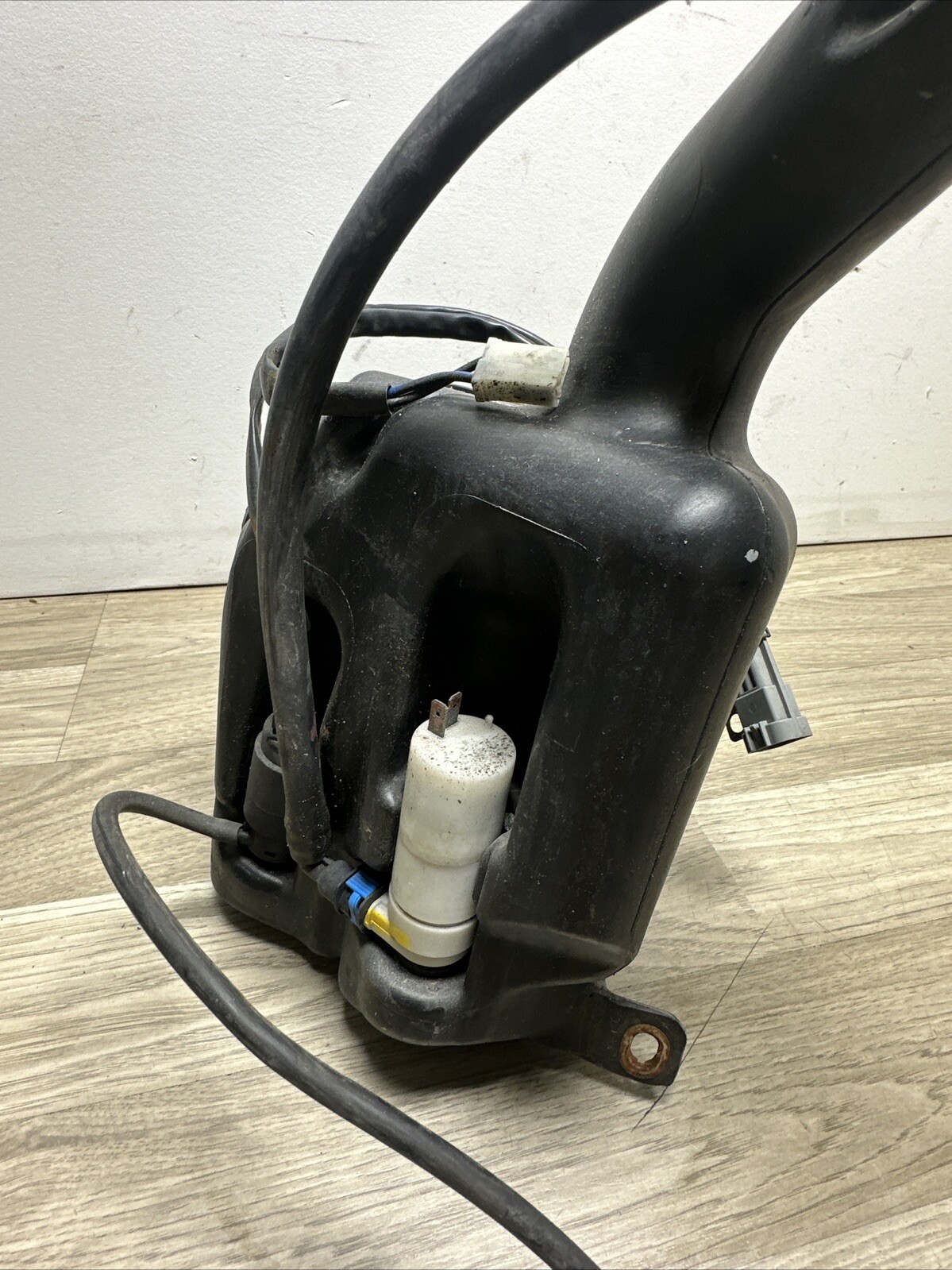 08-19 Maserati Quattroporte Headlight Windshield Washer Bottle Tank OEM 50k