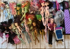 Monster High Bundle dolls x 20 plus clothes shoes & accessories 
