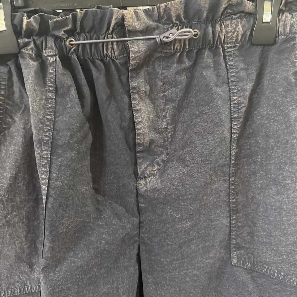 Pantalones de paracaídas Urban Outfitters de nailon carbón con cordón talla mediana Foto 2 de 4