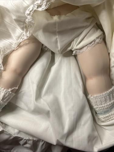 1989 VINTAGE JOINTED PORCELAIN DOLL VERY LARGE - 17" LONG NOT SURE OF BRAND - Picture 8 of 11