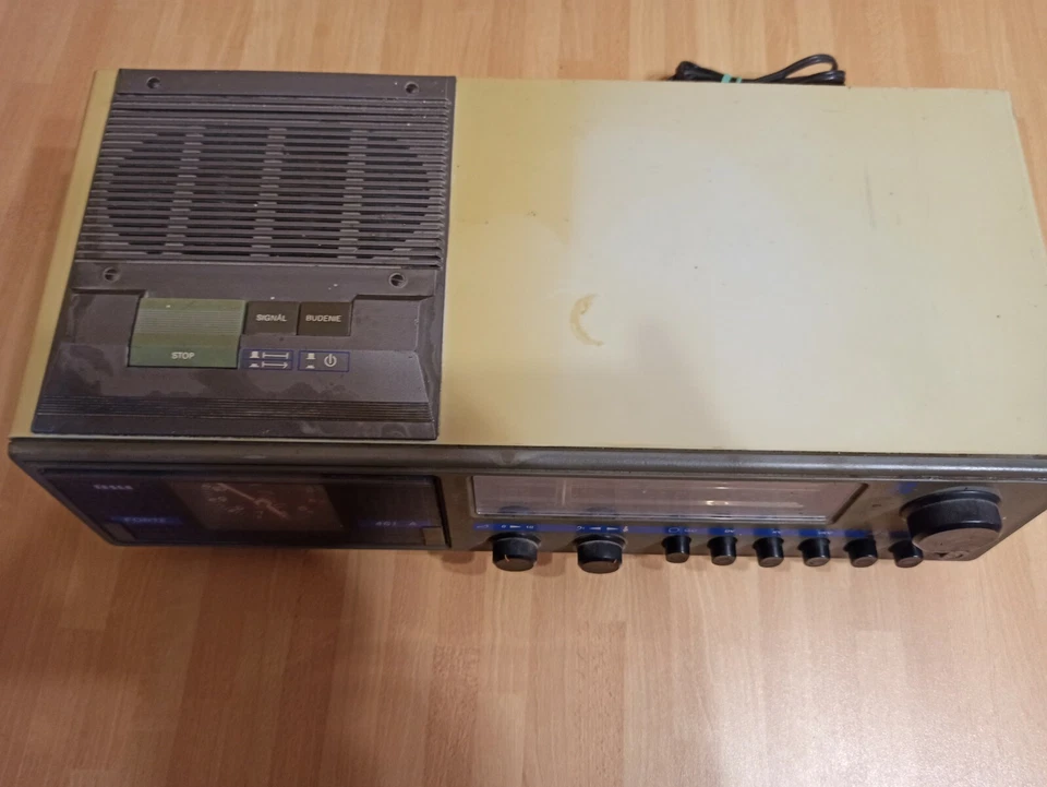 RADIO VINTAGE Tesla TRANSISTOR. Trabajo Foto 4 de 4