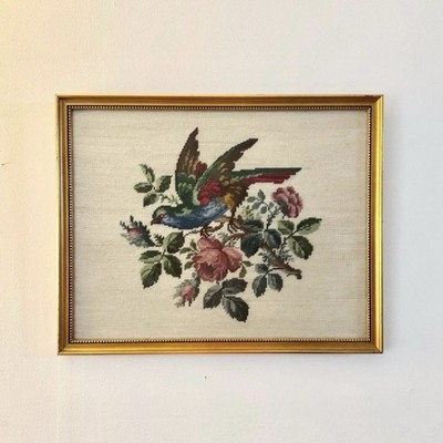Schöne große Nadelspitze Vogel und Blumen Floral Statement Stück Goldrahmen