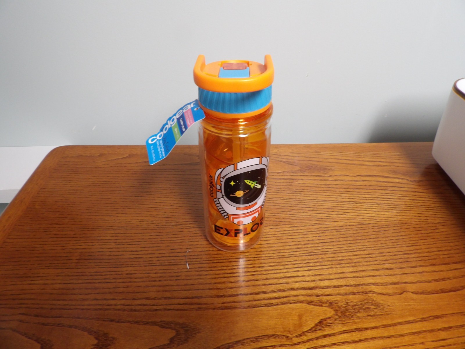 And Straw. 16 Fl Oz, Closable Lid In Orange And Blue.