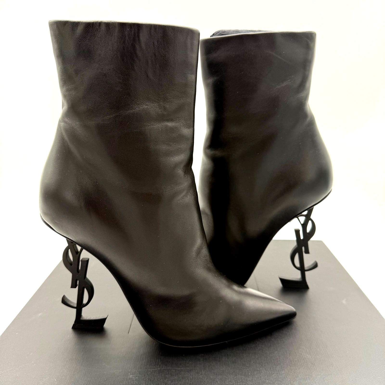 Stivaletti Saint Laurent Opyum in pelle con tacco YSL nero a punta IT 39 US 9 $1750