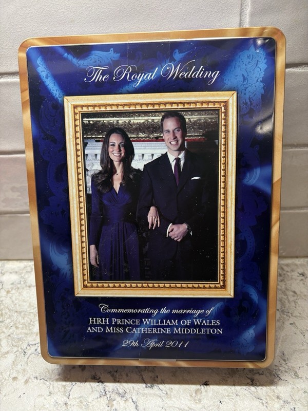 Walkers Tin Royal Wedding Prince William Catherine Kate Middleton 29 April 2011