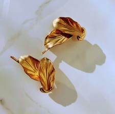Pair of 1950s vintage hair accessories: gold tone hairpins in leaf motif