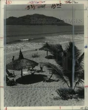 1973 Press Photo Tourists at Mazatlan, Mexico Beach Scene - pix04676
