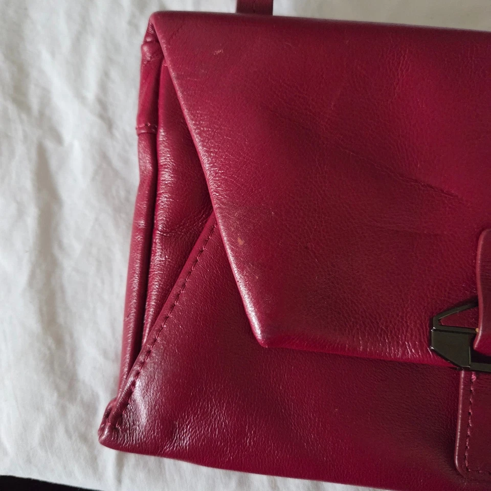 Cartera bandolera de cuero borgoña con cuerda Kooba Rubí Foto 3 de 4