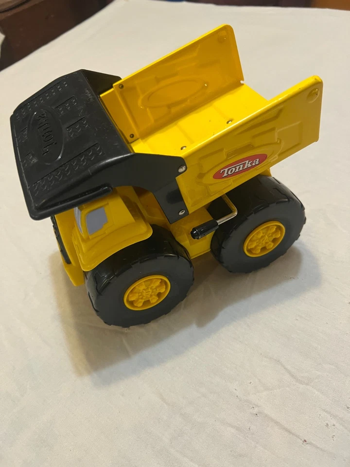 Camión de volteo Tonka más resistente poderoso amarillo negro acero plástico elevación excavación Foto 2 de 4