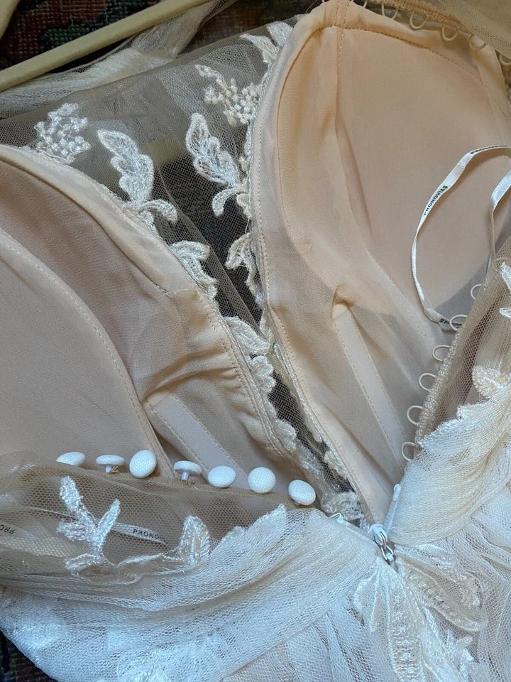 Pronovias Garland Lace and Tulle Wedding Gown Illusion Lace Ball gown - *read* - Image 4 of 4