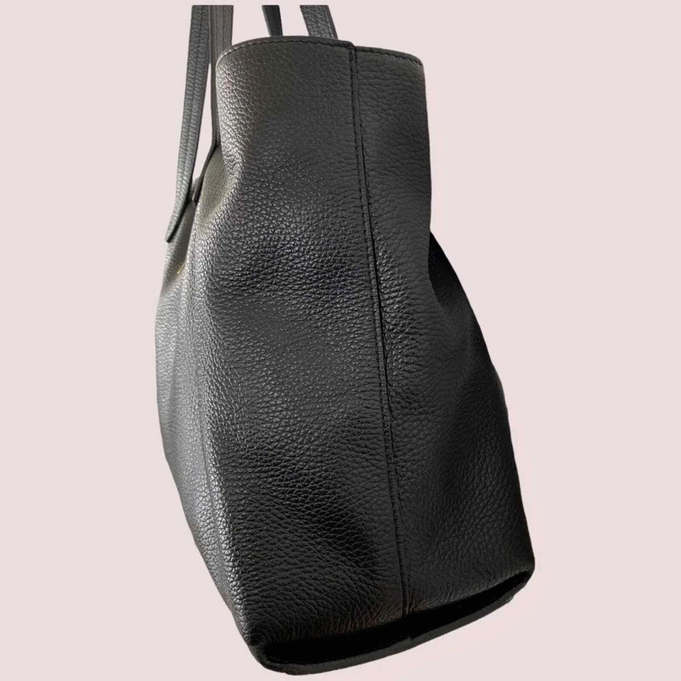 Bolso de Hombro Colección Versace Cuero Guijarro Negro Logo Dorado Foto 4 de 4