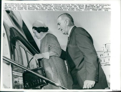 1964 Pres Johnson Escorts Wife To White House Helicopter Politics Wirephoto 7x9