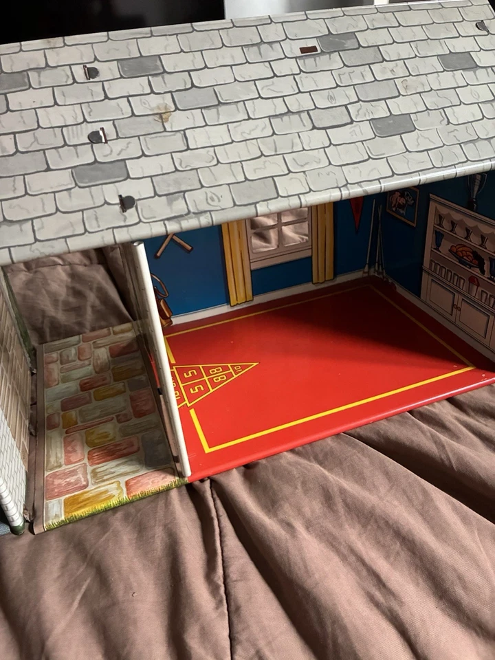 Винтажный оловянный литографический кукольный домик 1950-е Marx 2 этажа с аксессуарами - Изображение 3 из 4