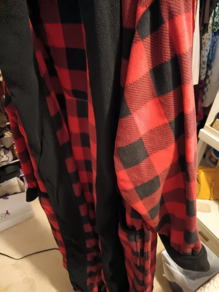 NWT Men's Claiborne Red And Black Shawl Collar Robe One Size Fits All - Image 2 of 4