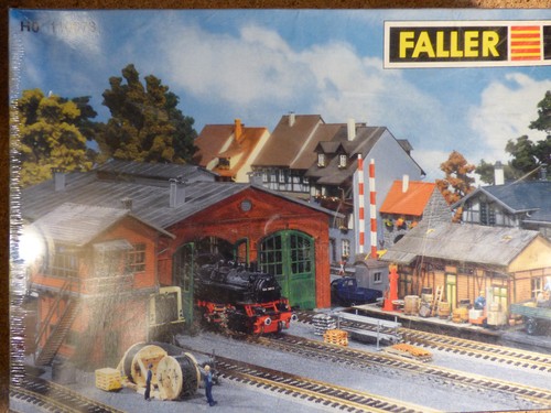 Kit FALLER "Construcciones ferroviarias" (110073) escala H0 1:87 paso a nivel cobertizo de locomotoras | Condition: Neu