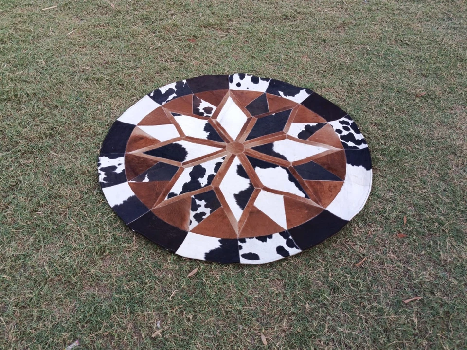 Alfombra redonda de retazos de cuero de vaca hecha a mano multicolor | Alfombra de cuero natural para el pelo Foto 3 de 4
