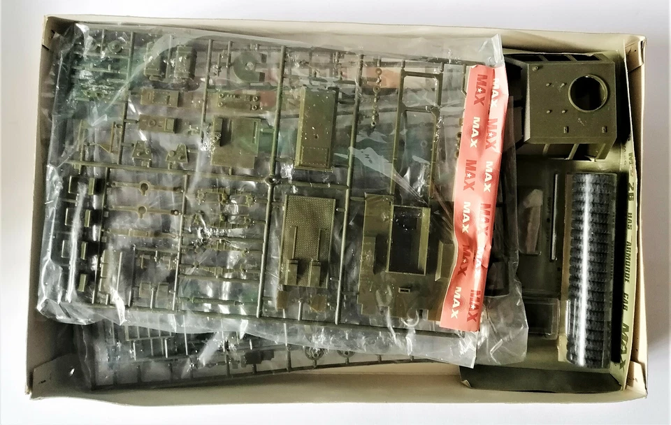 MAX M-26 TRACTOR TRUCK + SEMITRAILER M15-A1 1/35 - 1972 CONTENT IN SEALED BAGS  - Immagine 2 di 4