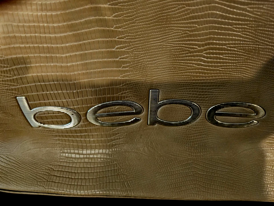 Bolso de mano o correa ajustable de cocodrilo sintético tostado Bebe Foto 3 de 4