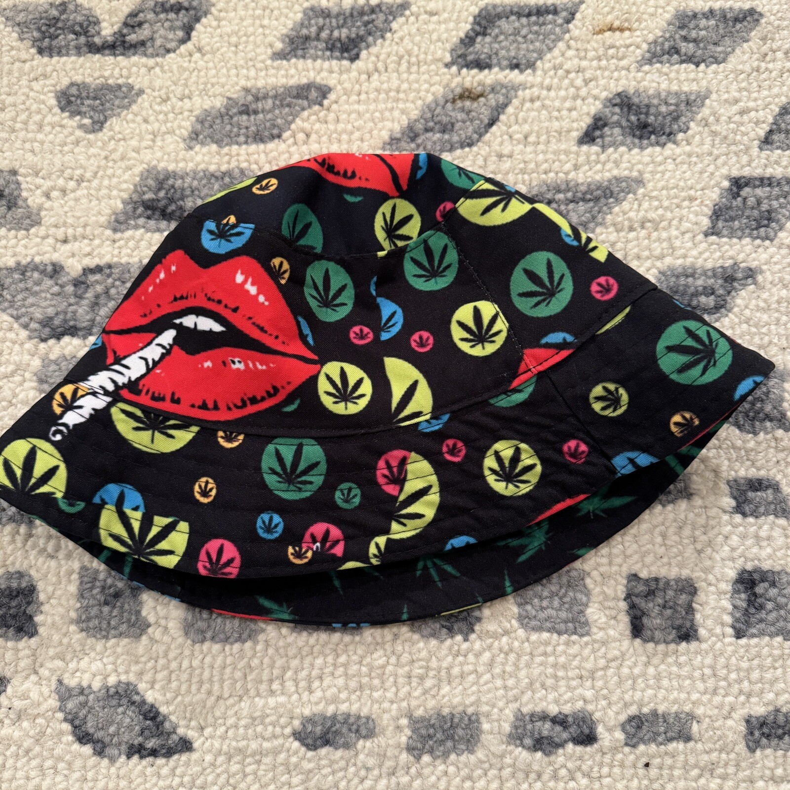 Reversible Bucket Hat with Sun Protection and Weed Leaf Design-image